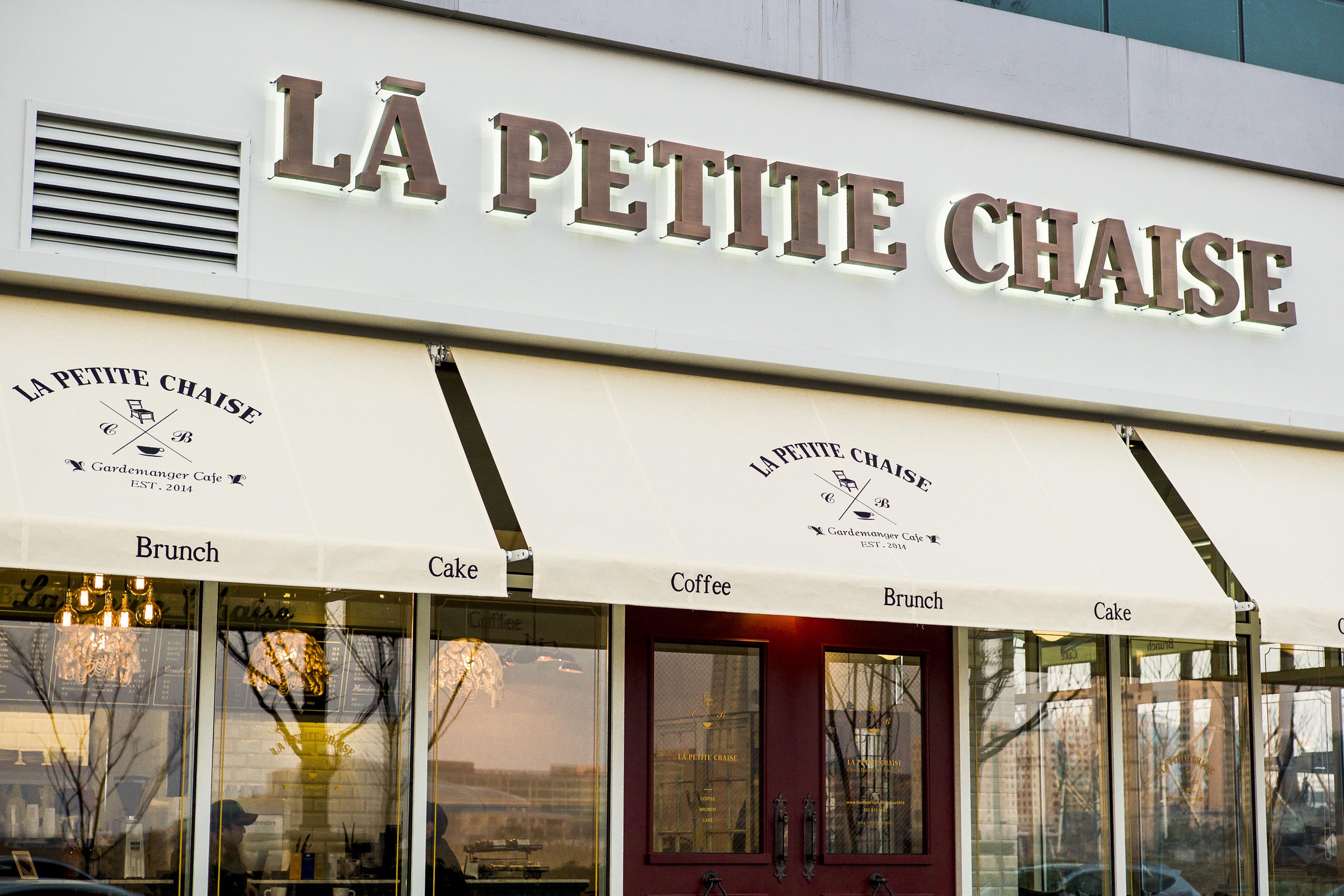 La Petite Chaise THE FIRST PENGUIN